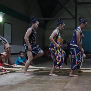 Learn about the Murut culture during a community project at Sapulot